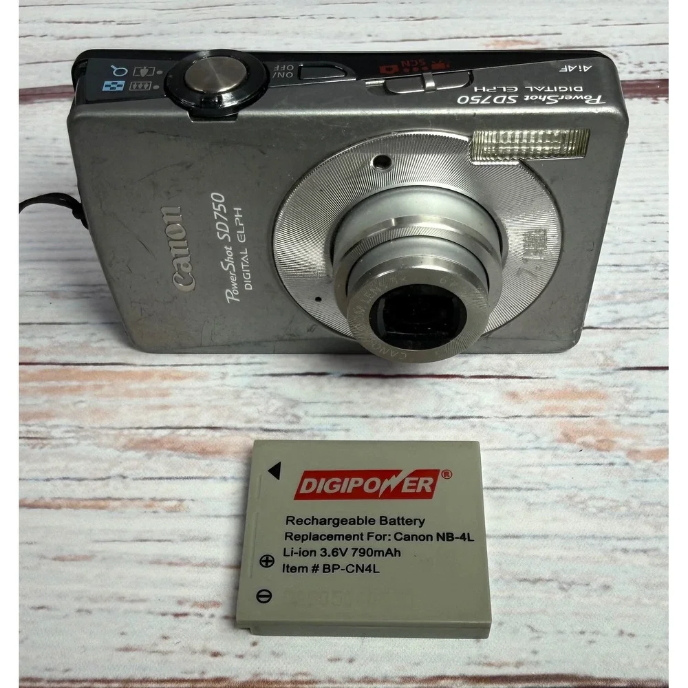 Canon‎ PowerShot SD750 Elph Digital Camera Silver For Parts or Repair